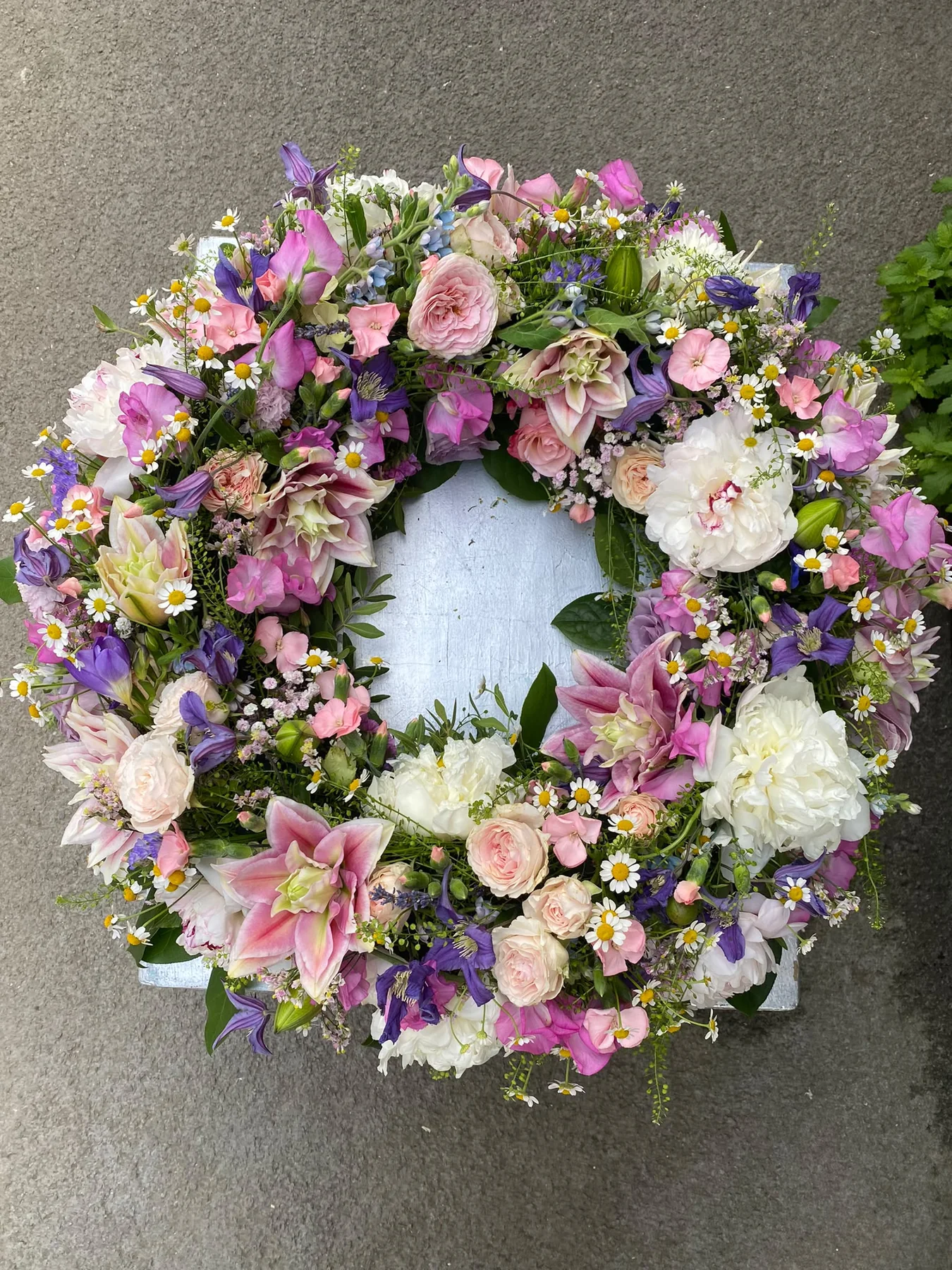 Floraler Kranz aus rosa, weißen und violetten Blüten