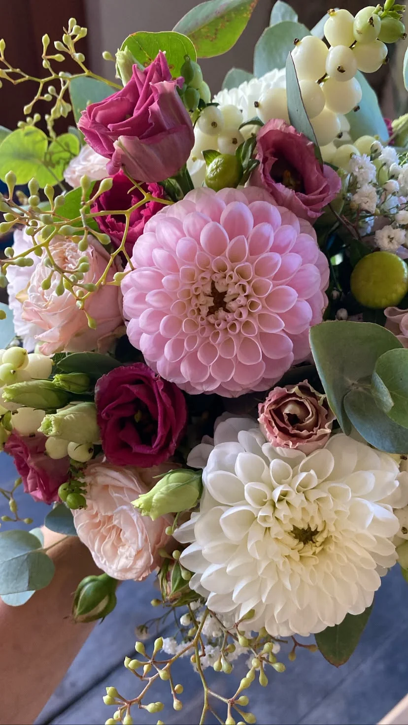 Detail eines Straußes mit Dahlien, Rosen und weißen Beeren