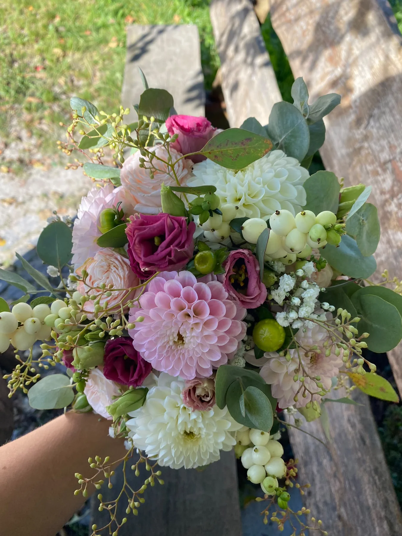 Pastellfarbener Blumenstrauß mit Rosen und zarten Gräsern